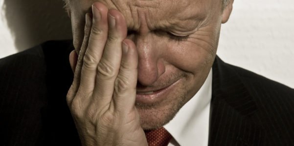 Posso chorar no ambiente de trabalho? Chorar no trabalho