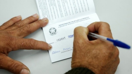 Como assinar carteira de trabalho? - Ponto RH
