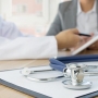 A empresa pode demitir um funcionário em tratamento médico?
